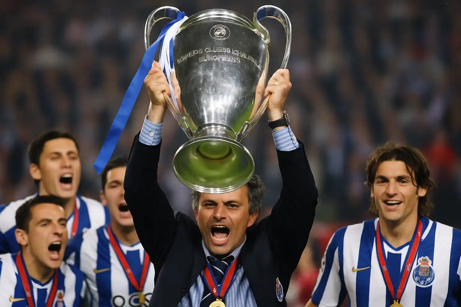 Jose Mourinho: Từ “Người đặc biệt” thành biểu tượng hết thời 2 Mourinho nâng cúp vô địch cùng Porto, khởi đầu huyền thoại